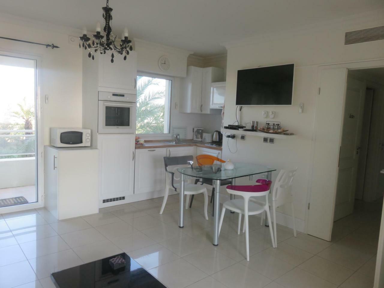 Stunning 2 Bed, 2 Bath Apt On The Cannes Sea Front Has Swimming Pool And Is A Secure Modern Building 464 Eksteriør billede