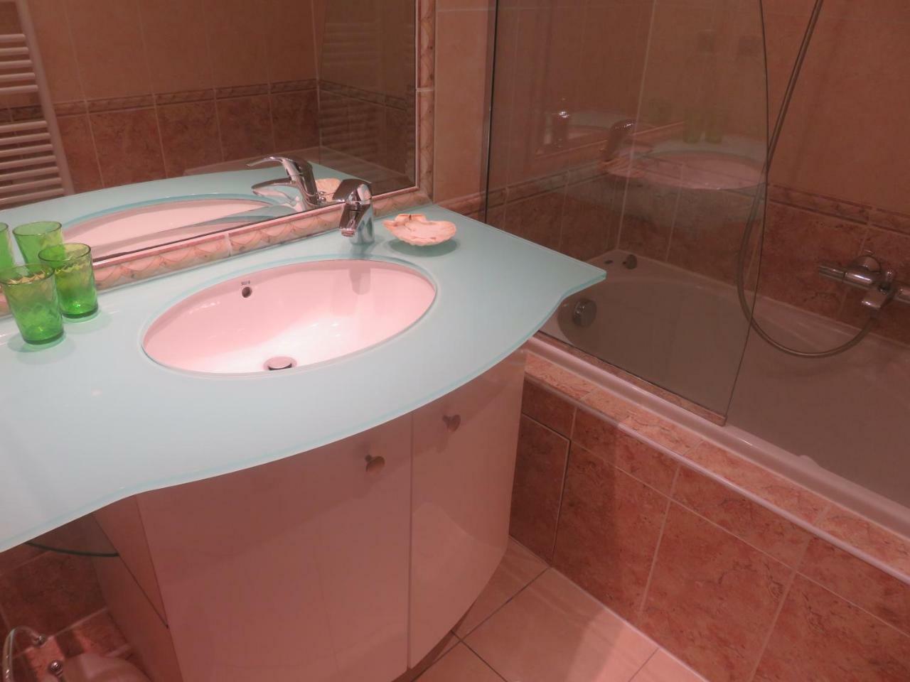 Stunning 2 Bed, 2 Bath Apt On The Cannes Sea Front Has Swimming Pool And Is A Secure Modern Building 464 Eksteriør billede